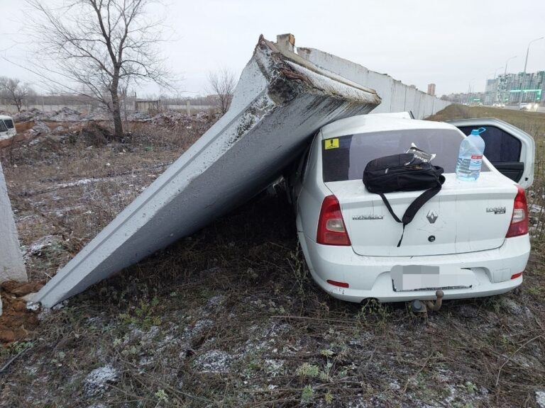    В Оренбурге на улице Рокоссовского «Логан» снёс бетонное ограждение Оренбуржье