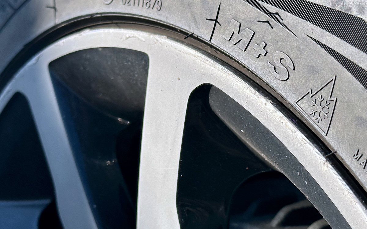 Mickanside / Shutterstock / FOTODOM📷В ряде стран одной маркировки M+S недостаточно, чтобы покрышки считались зимними. На шине должен быть так называемый альпийский символ — 3PMSF (Three Peak Mountain Snow Flake), представляющий собой изображение трех горных вершин и снежинки