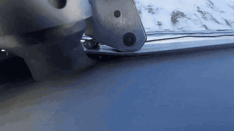 На прямых участках работать относительно просто. Машина сама едет по мембране, нужно только контролировать нахлест полотен, скорость и температуру.