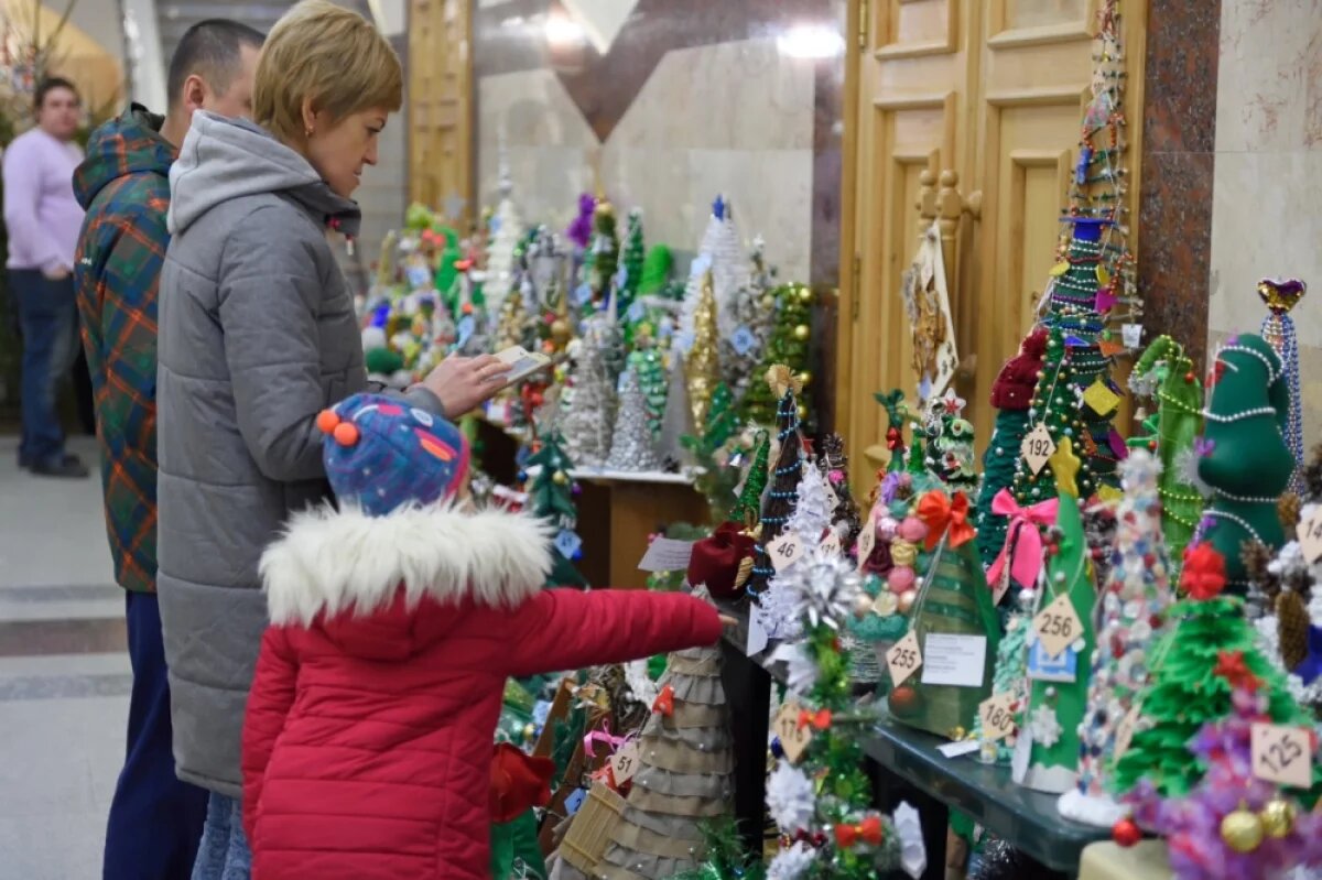    В Майкопе проходит конкурс альтернативной новогодней ели
