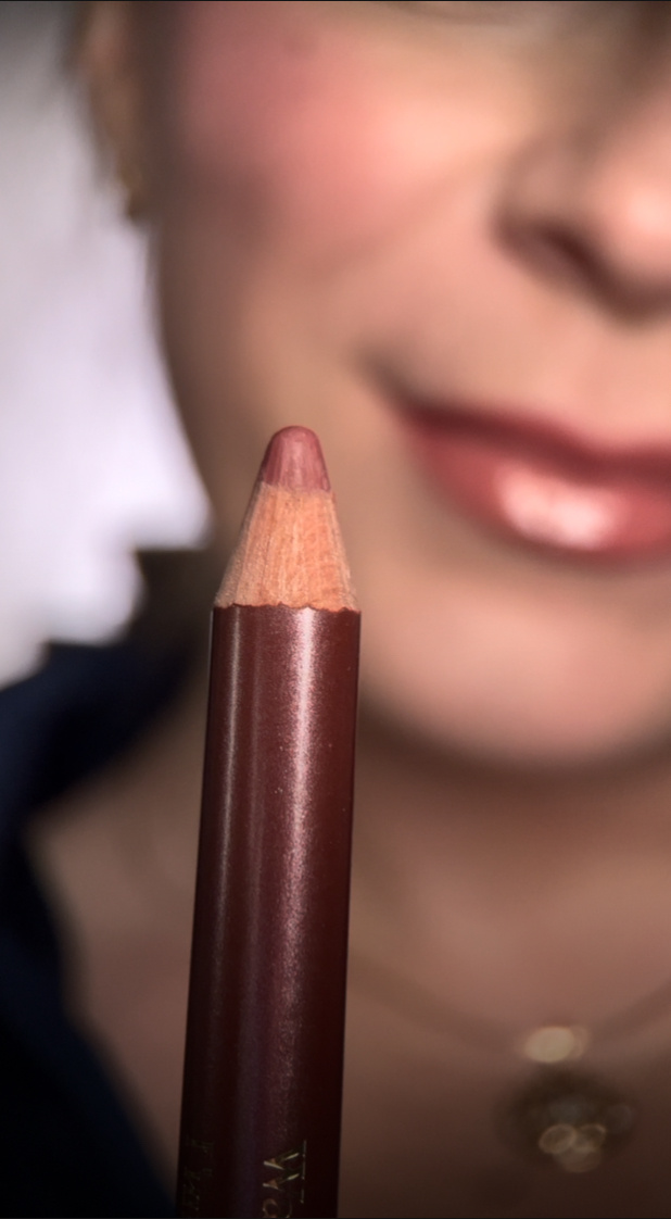 Темный карандаш по контуру 