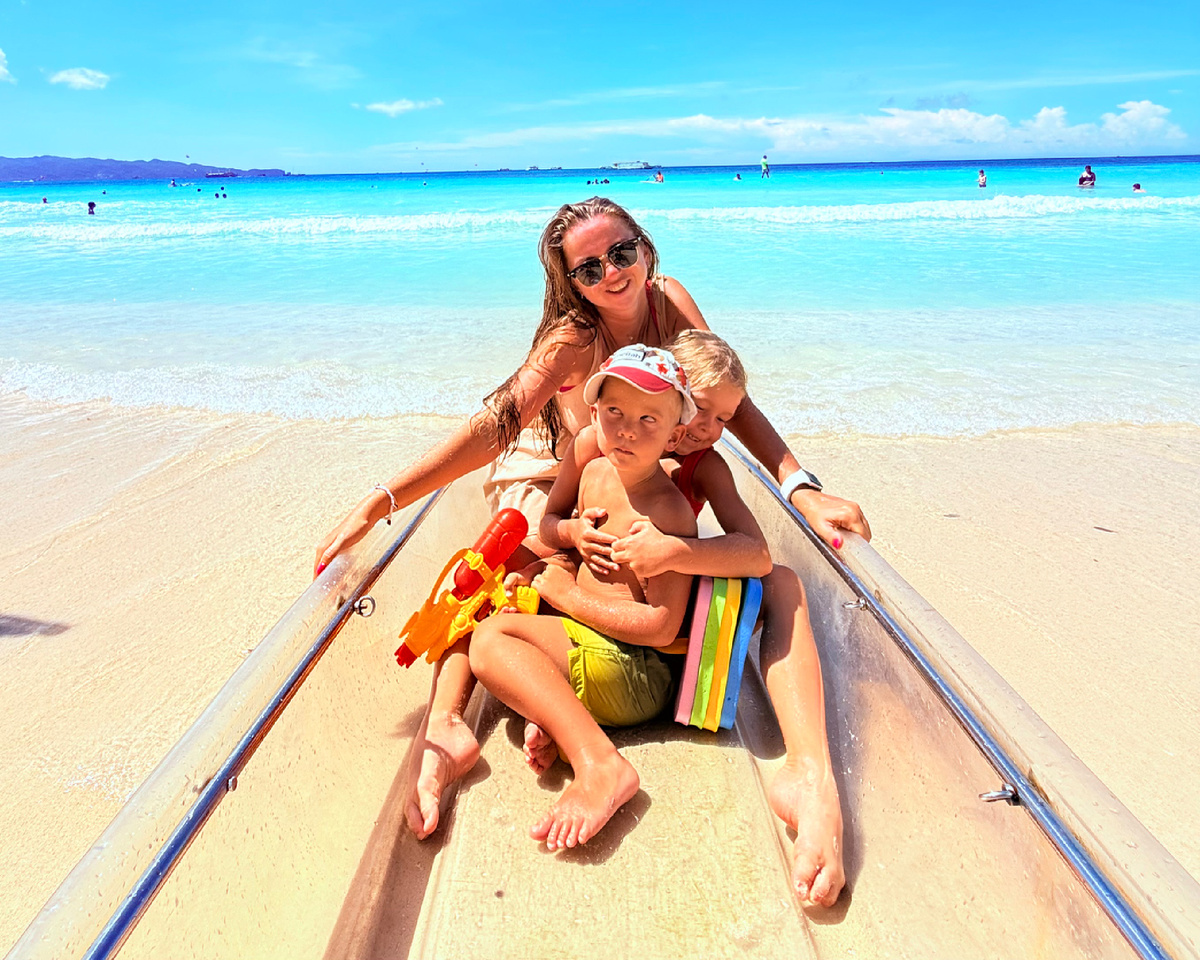 Сын, который просто хотел покататься в лодке, а не опять фоткаться.