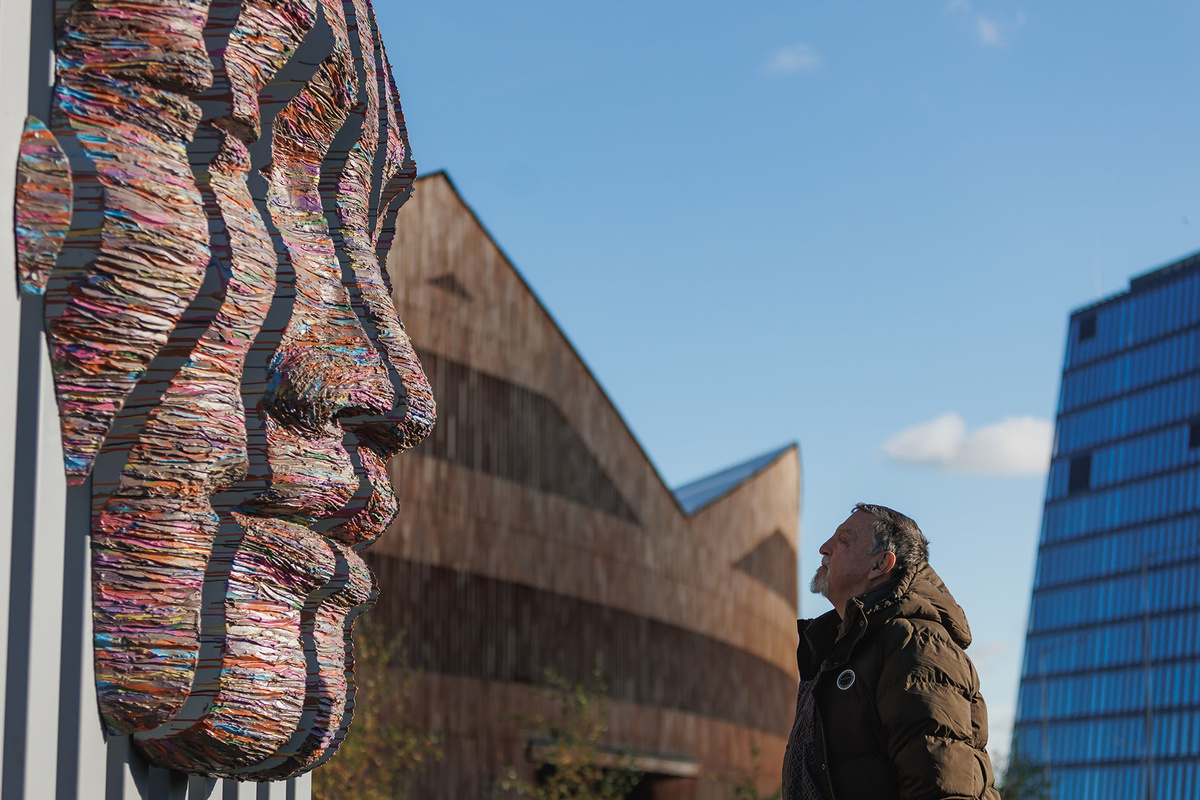    Антон Смит перед скульптурой «Размышление о происхождении человека»