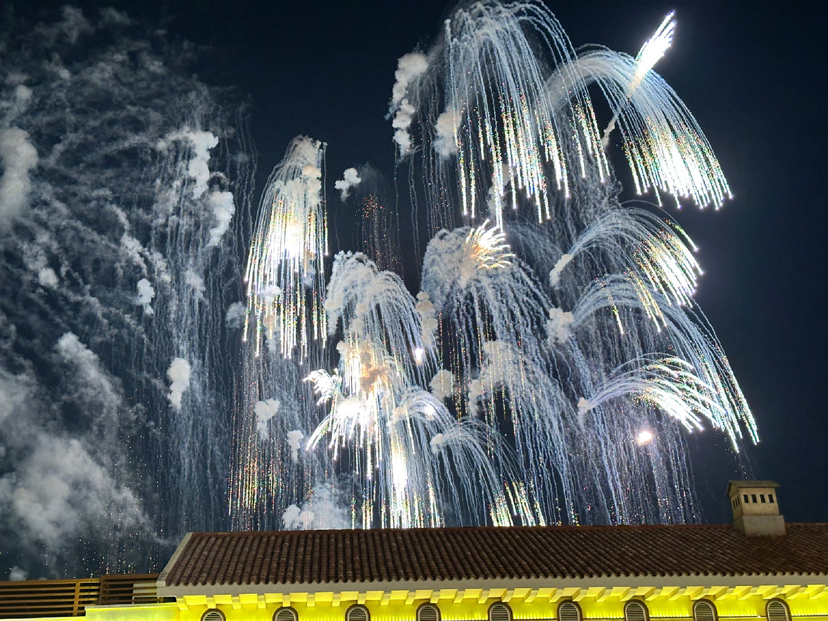 Салют. Вечный праздник в ночи.