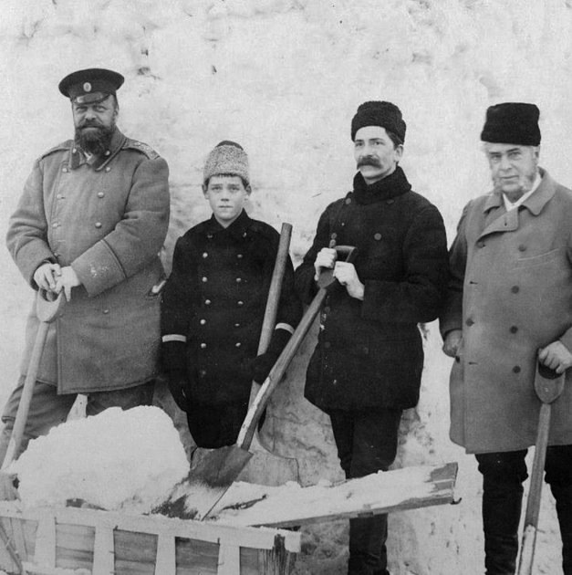 Тормейер стоит рядом со своим воспитанником. Также на этом снимке - император Александр III и учитель английского Чарльз Хис.