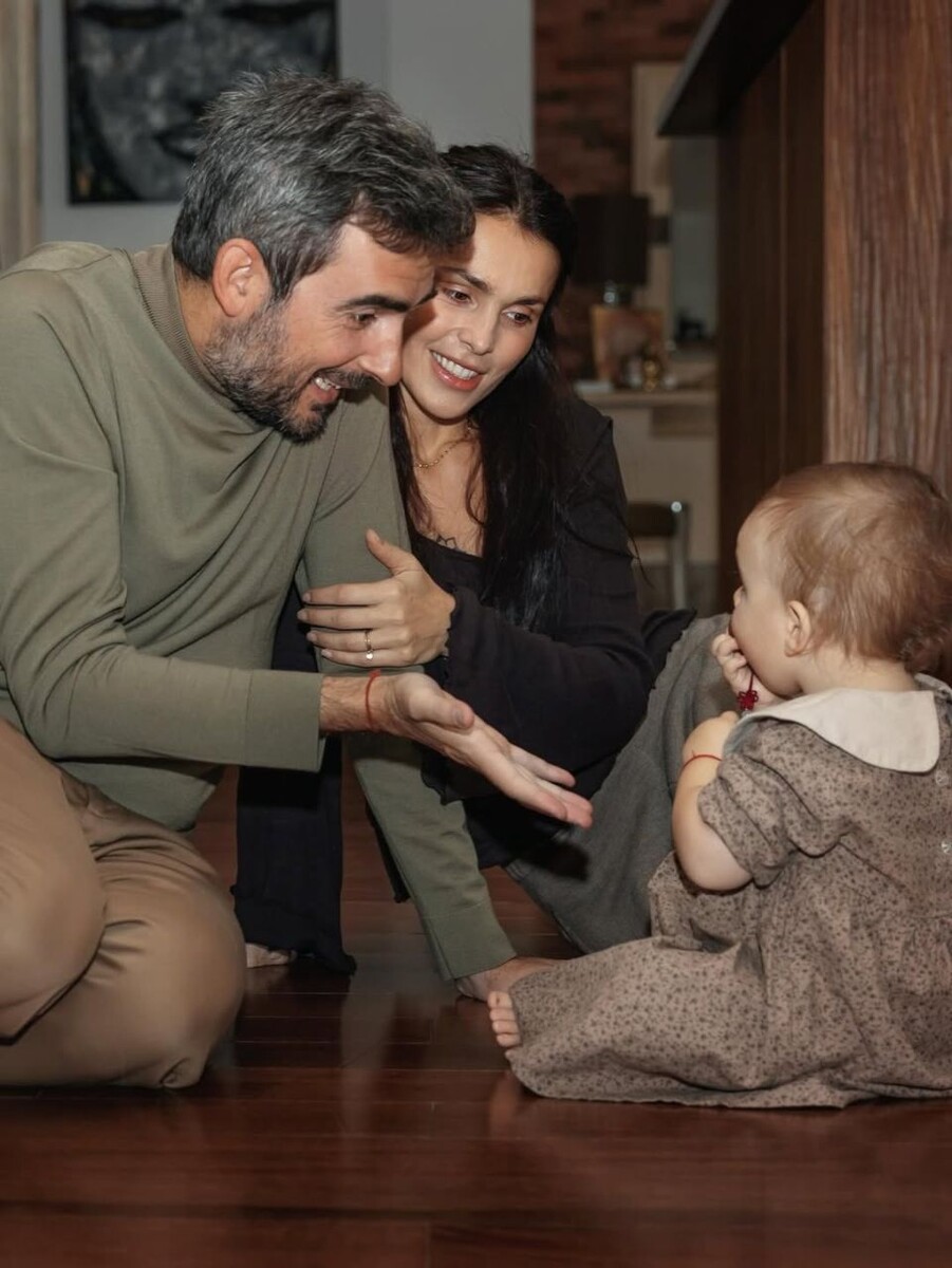    Сати Казанова с дочерью и семьей. Источник: @satikazanova*