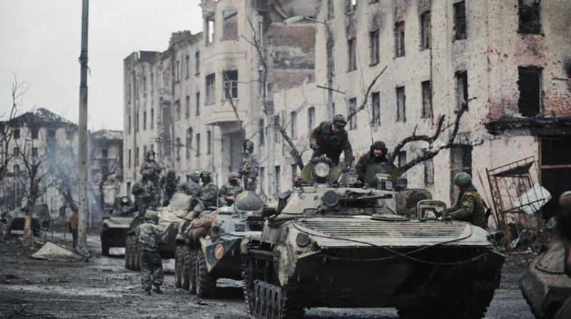     Российские танки на улицах Грозного/Геннадий Хамельянин/Фотохроника ТАСС