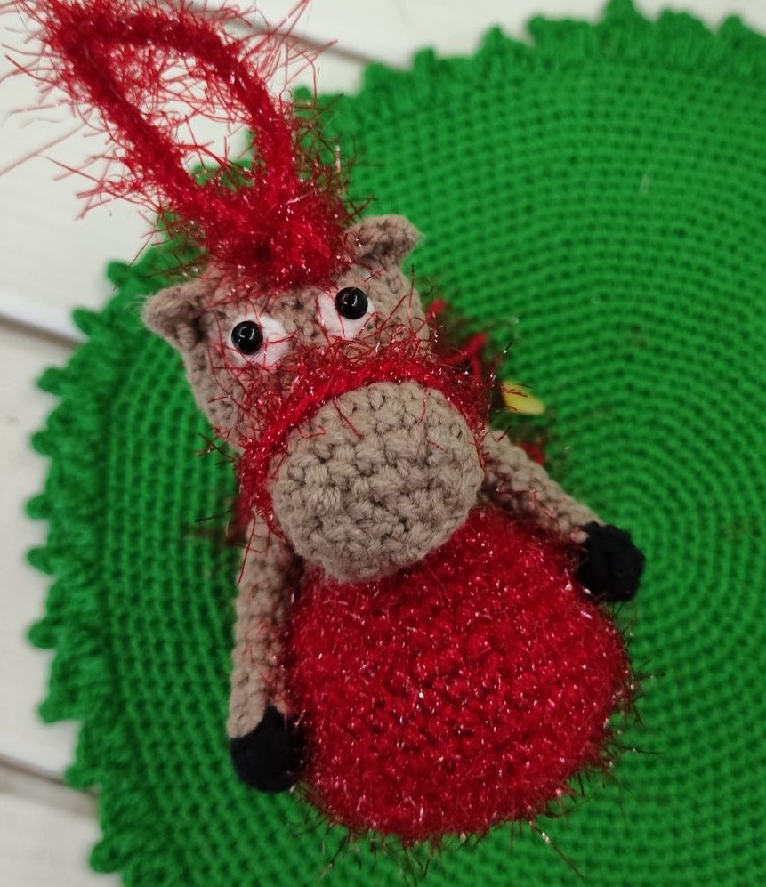 Коник из пряжи ярнартд джинс, шар из пряжи крисмас  