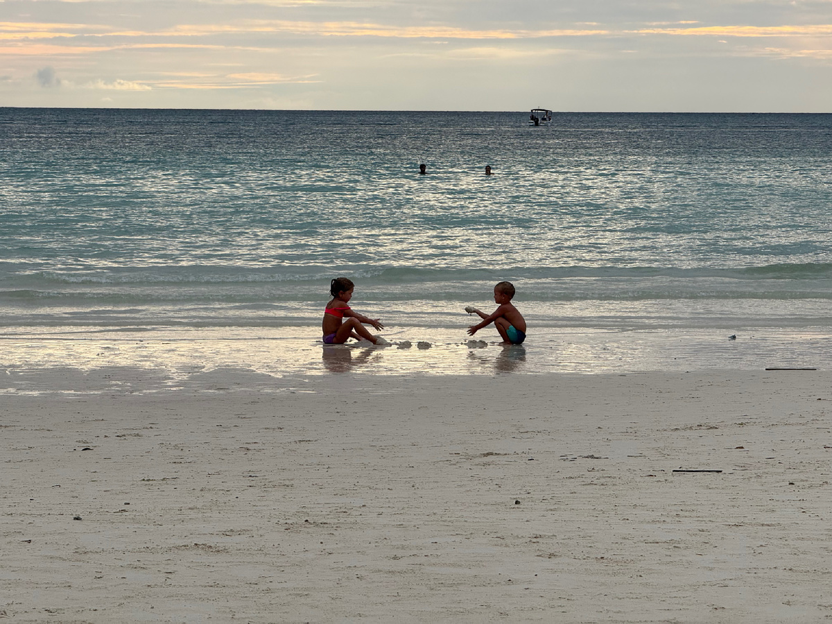 Идеальный пологий заход в воду на первой станции White Beach