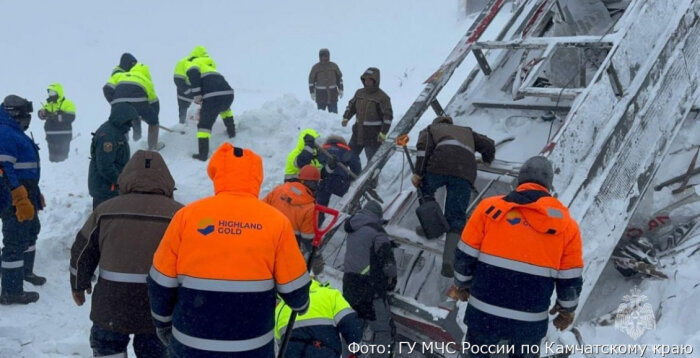 Спасатели под толщей снега ищут пострадавших / Фото: МЧС России по Камчатскому краю