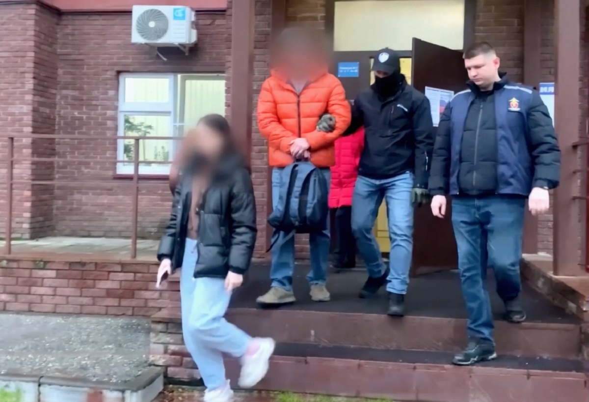    Оперативники пришли к Сергею Егорову домой