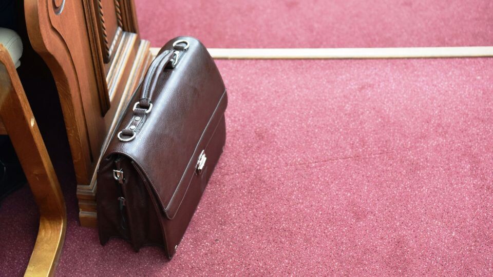    Чиновники. Портфель. Источник: пресс-служба АКЗС