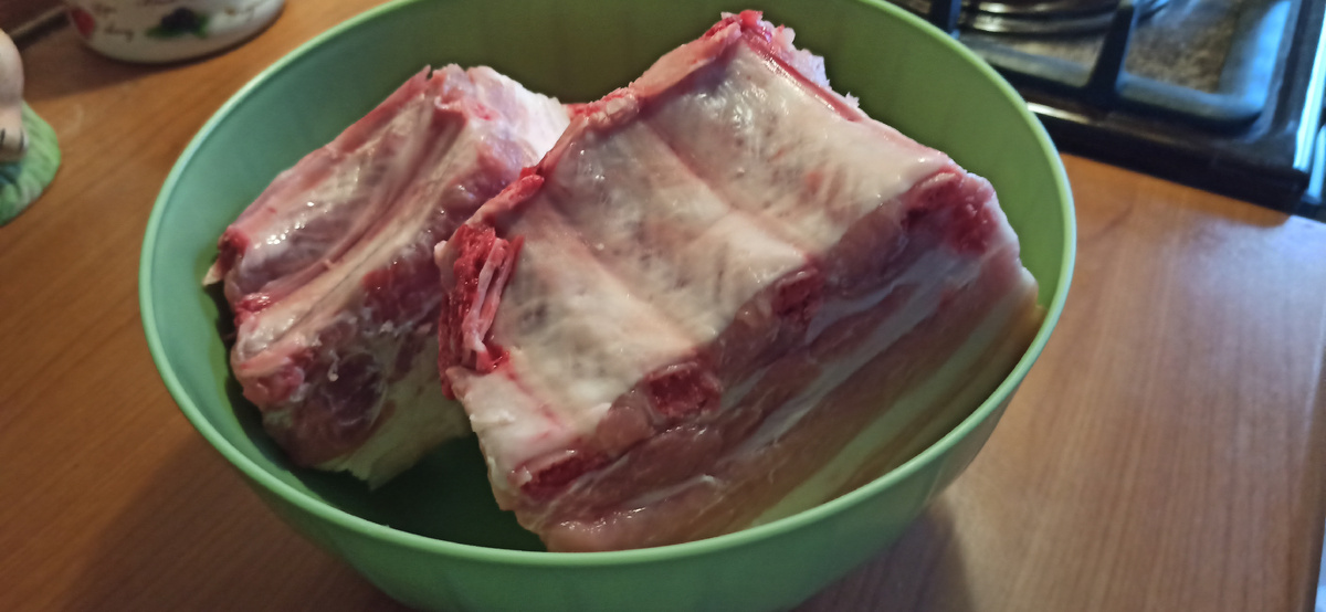 Разрезаем его на куски поменьше, по 4-5 см. 