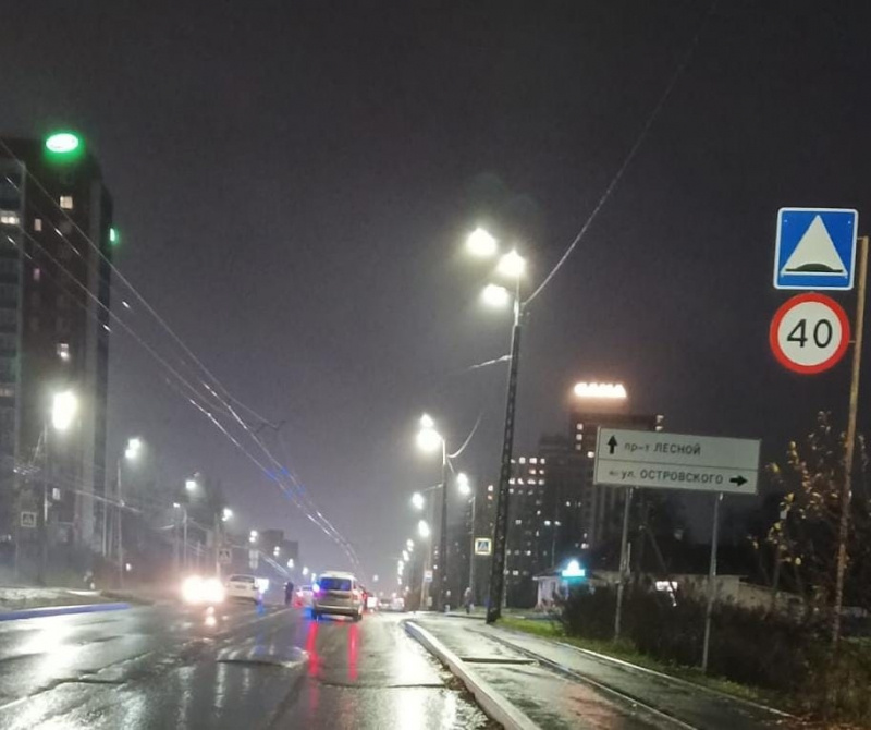    Пешеход попал под машину на улице Чапаева в Петрозаводскескрин видео