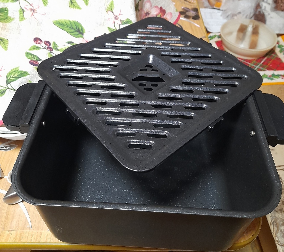 Вот такая глубокая чаша, куда вкладывается эта решётка