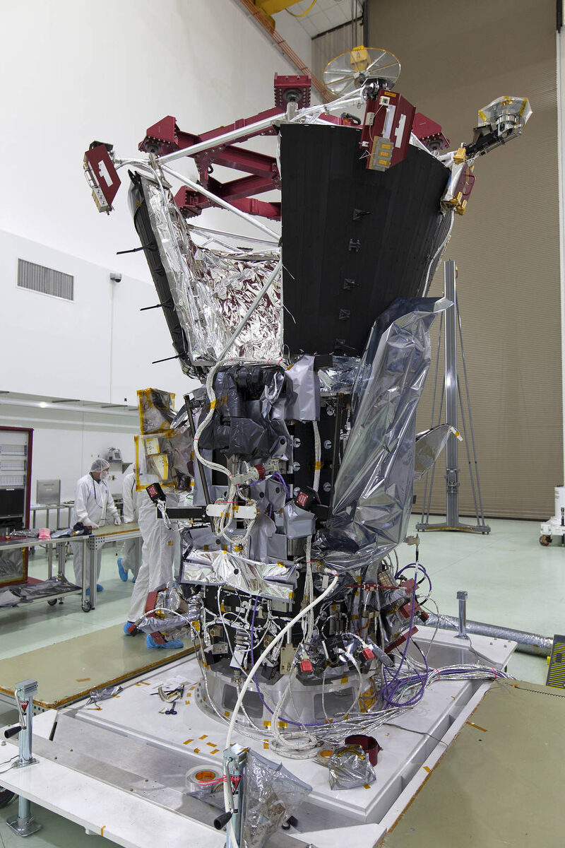 Фотография космического аппарата Parker Solar Probe в чистой комнате Лаборатории прикладной физики Университета Джона Хопкинса (APL) во время сборки. На снимке аппарат показан без своего главного защитного элемента — теплового щита (TPS), что позволяет увидеть его сложную конструкцию, научные приборы и солнечные батареи. Источник:  NASA / Johns Hopkins APL (Applied Physics Laboratory).