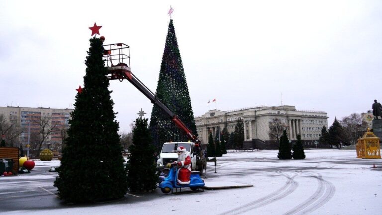    В Оренбурге завершают установку главной ёлки Оренбуржье