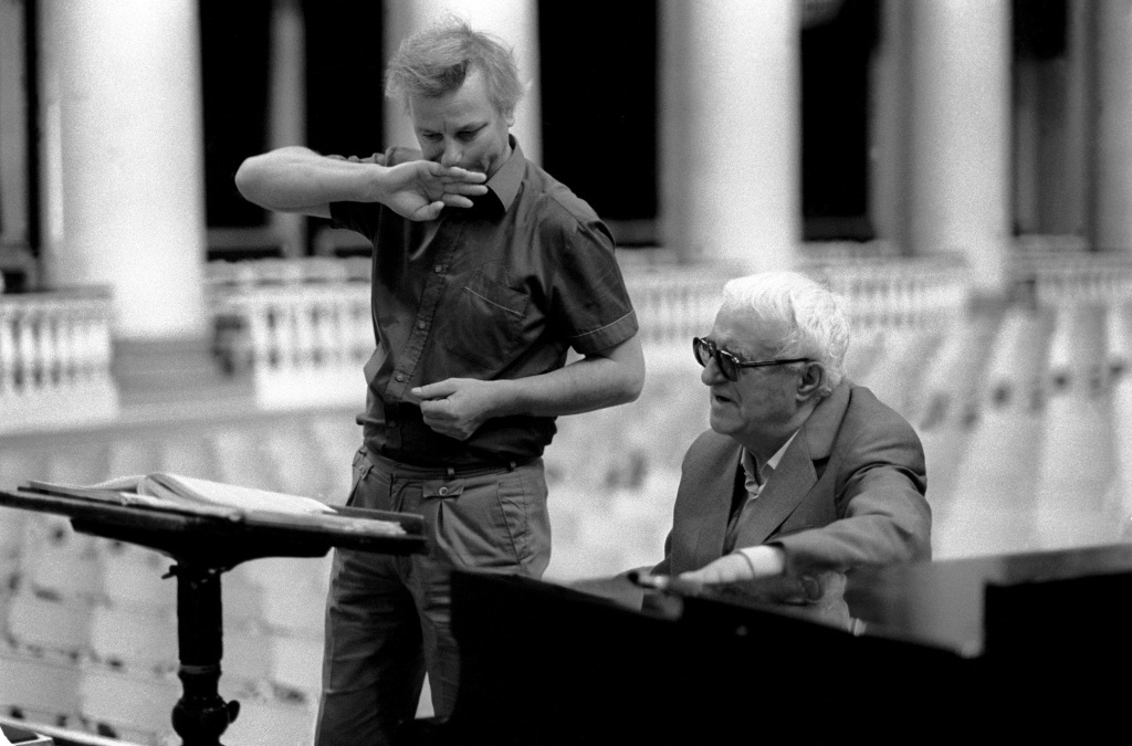 Фотограф: Юрий Белинский. Негатив черно-белый. Георгий Свиридов и Владислав Чернушенко в Большом зале Филармонии. Правообладатель изображения: оргкомитет фестиваля «Время Свиридова».