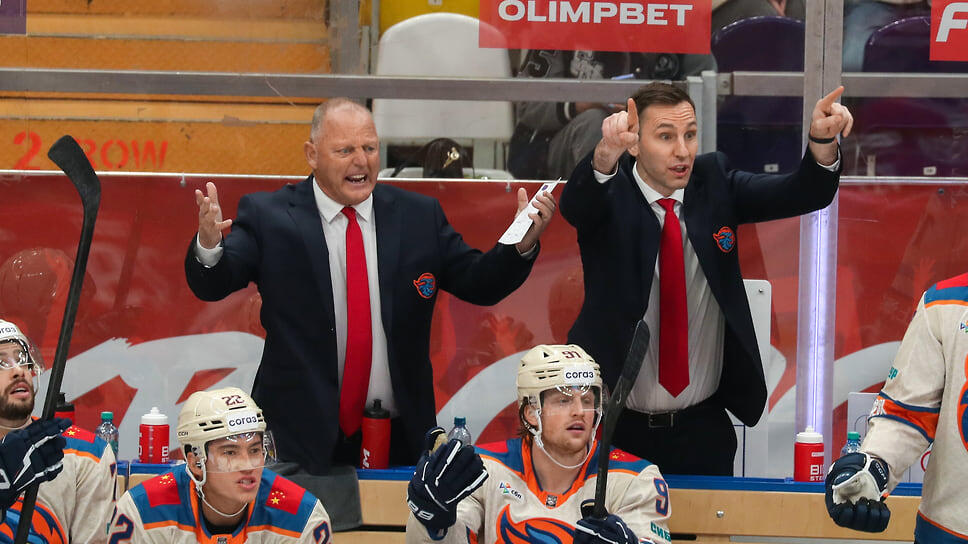 Главный тренер команды «Шанхайские драконы» Жерар Галлан (слева).📷Фото: Екатерина Матюшина / Коммерсантъ