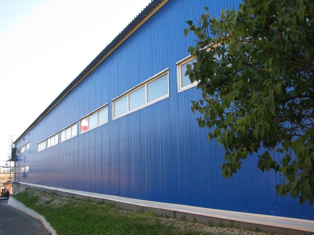 Обшивка фасада профлистом промышленных зданий: основные преимущества работы с компанией "Стены и Фасады"