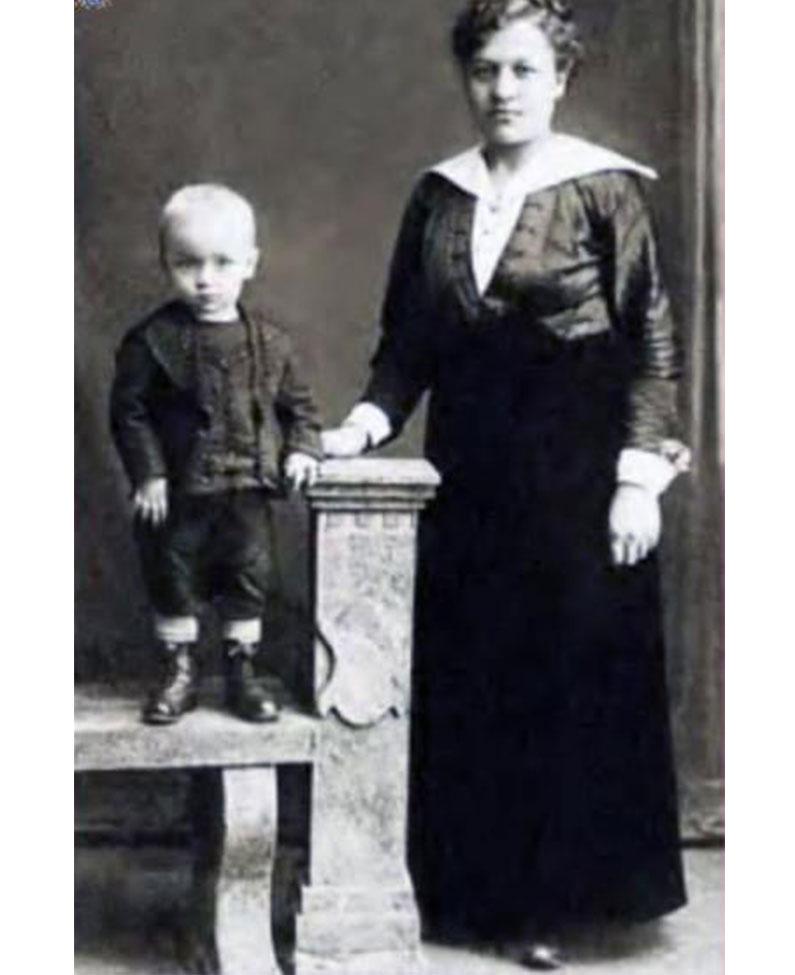  Маленький Петя Можаров с мамой Анной. 1890 год. Фото: из книги О. Курихина «Петр Можаров»