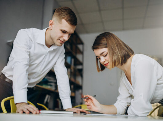    Сотрудники обсуждают рабочие планы //Фото Freepik, senivpetro