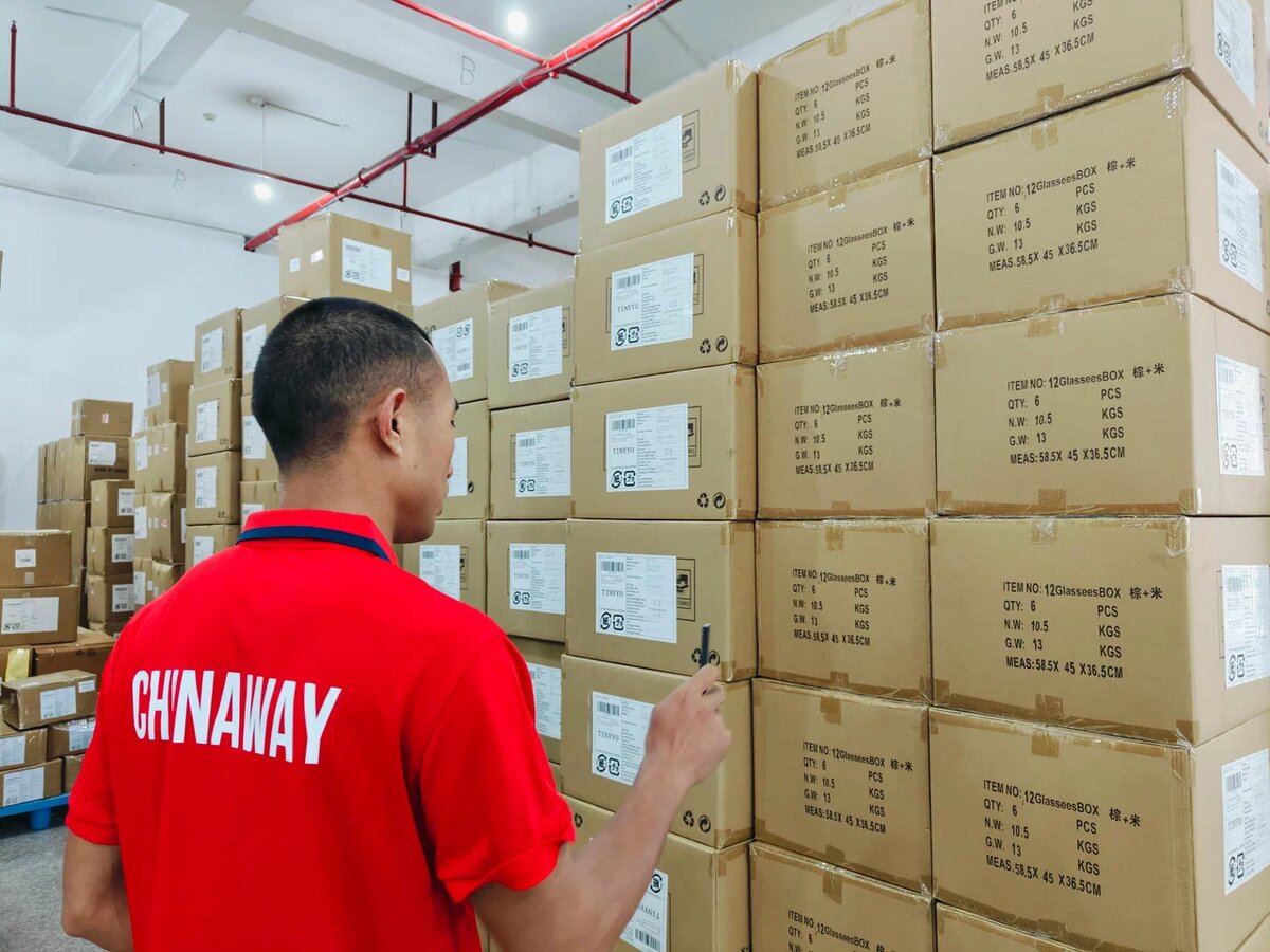 Работник компании ChinaWay на складе в Иу, Китай. 