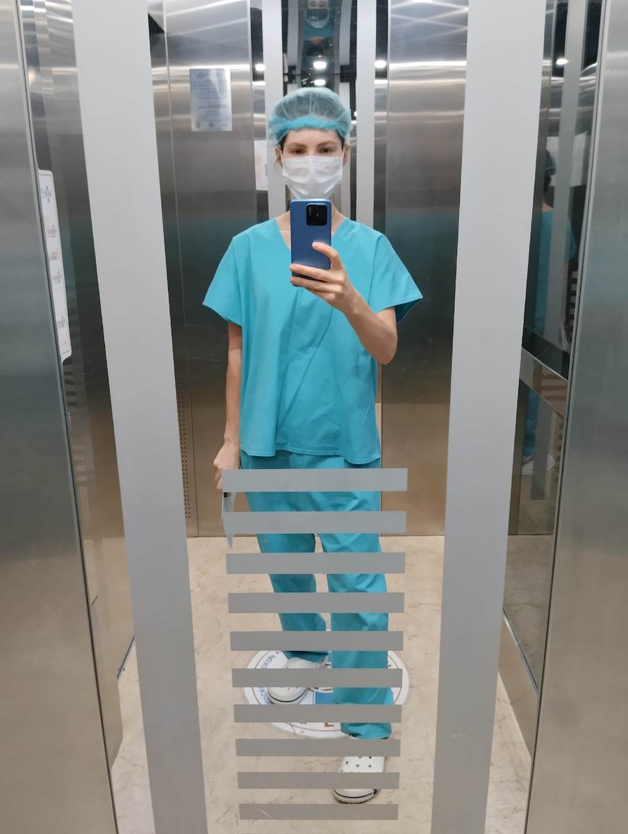 Вообще, всегда хотела ходить на работе в белом халате по фигуре и на каблуках. Ошиблась малость со специальностью.