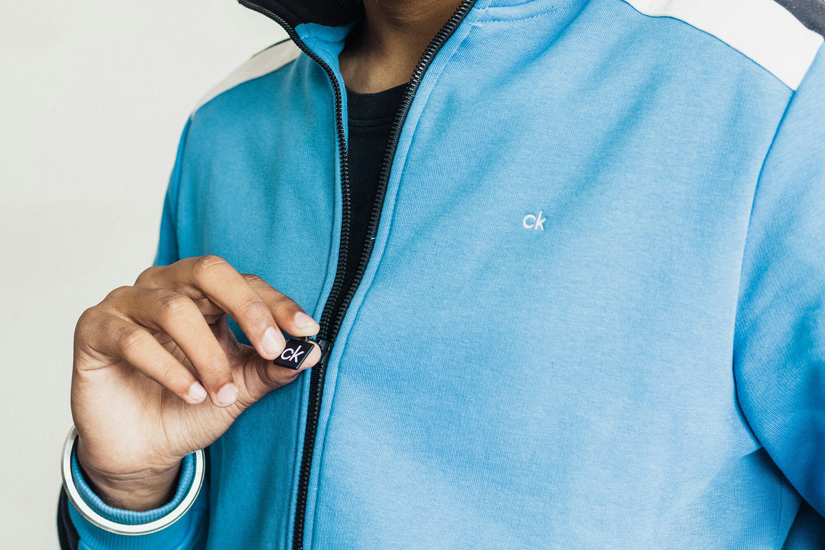 Если летите в жаркую страну, выбирайте для верхнего слоя одежду с молнией: её легче будет снять перед выходом из самолёта, а при вылете из жары, наоборот, быстрее надеть уже в салоне. Фото: Sahej Brar / Unsplash