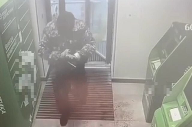    В час «икс» на взрывателе всегда были маска, камуфляжный костюм и перчатки. Фото: кадр видео/ Прокуратура Омской области