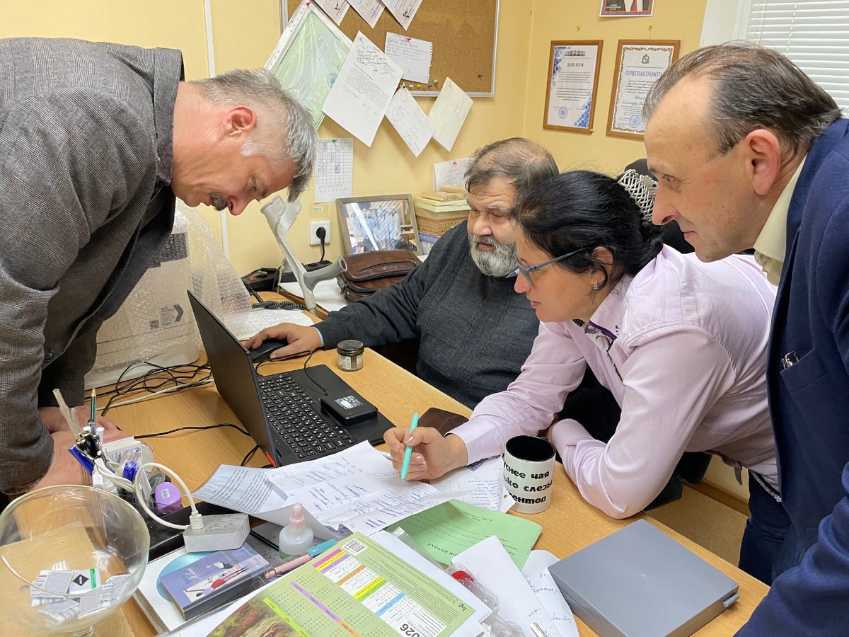 Обсуждение гистоморфологических результатов в Курском государственном медицинском университете (партнер гранта РНФ) после проведения исследований на животных. Соавторы статьи слева направо: старший научный сотрудник института экспериментальной медицины КГМУ Михаил Петрович Гладченко, заведующий кафедрой гистологии, эмбриологии, цитологии КГМУ Александр Викторович Иванов, заведующая лабораторией наук о жизни Сеченовского Университета Екатерина Владимировна Силина, заведующий кафедрой патологической анатомии КГМУ Виктор Тарасович Дудка. Источник: Екатерина Силина