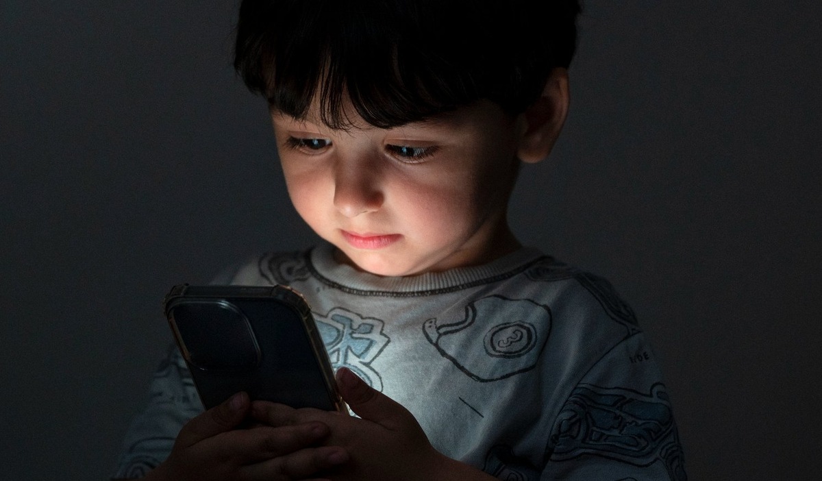    Раннее появление смартфона сильно ухудшает качество жизни детей. Источник изображения: slashgear.com