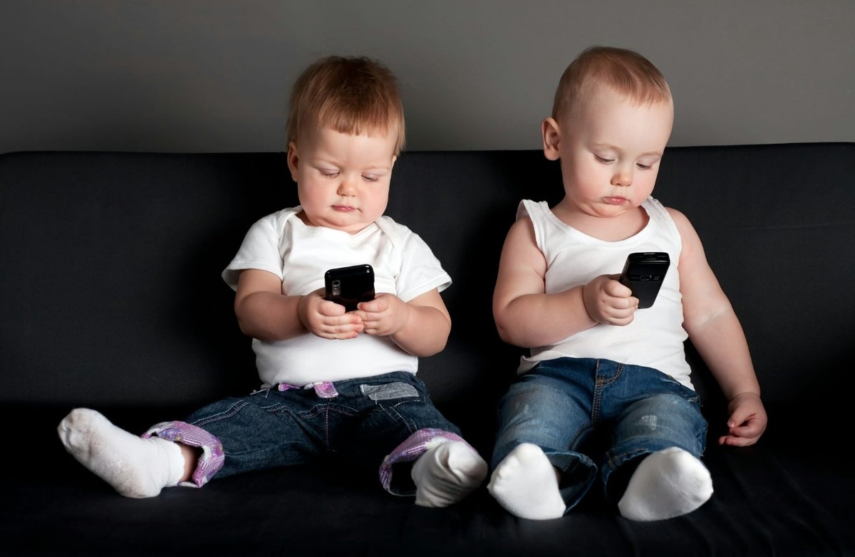    Раннее использование смартфона ведет к ожирению. Источник изображения: theconversation.com