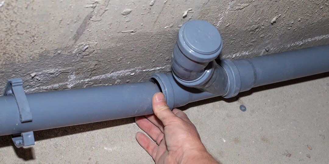 Монтажники молчат, но хозяева уже оценили: как канализация 90 мм экономит место, деньги и нервы?