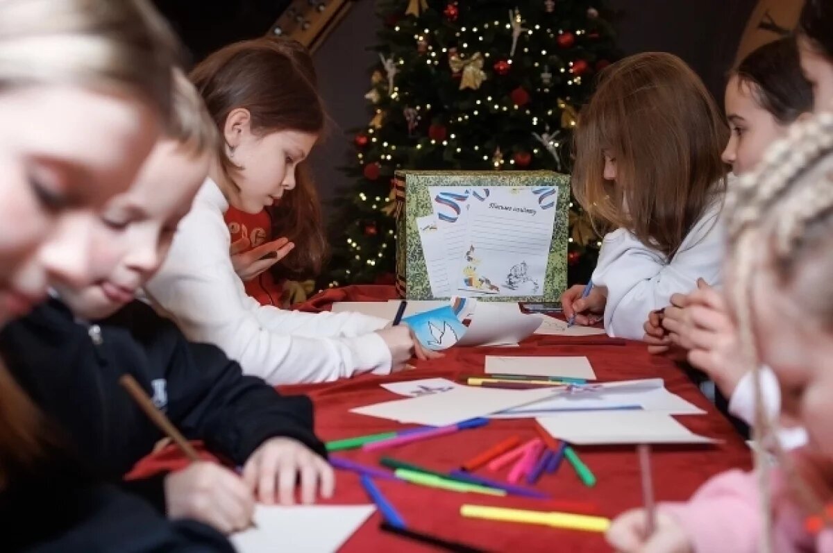    В парках Москвы «Фили» и «Никулино» научат делать открытки для бойцов СВО