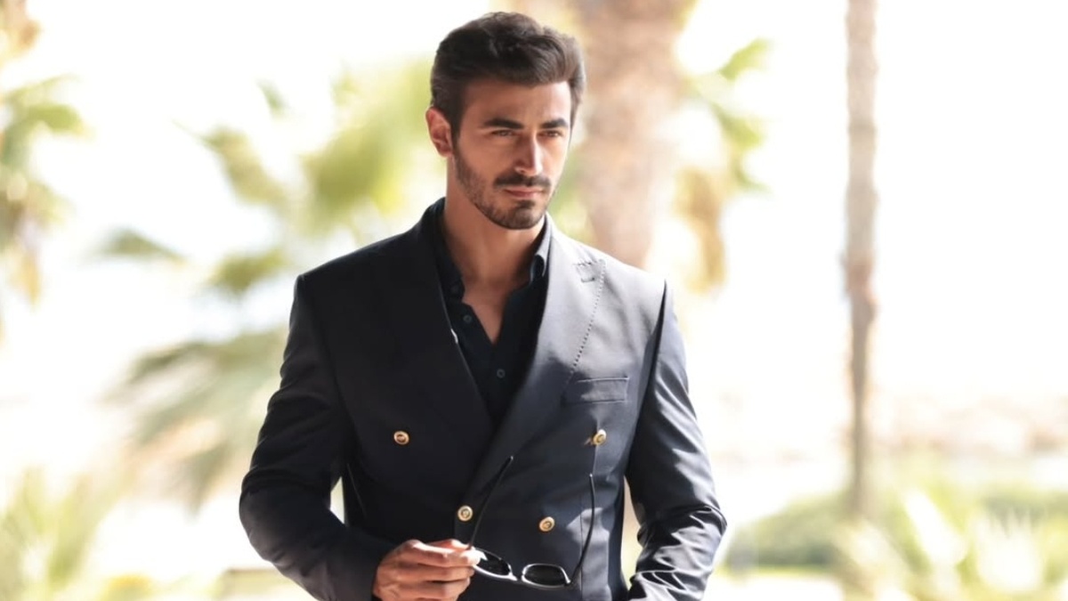 кадр из сериала "Между"