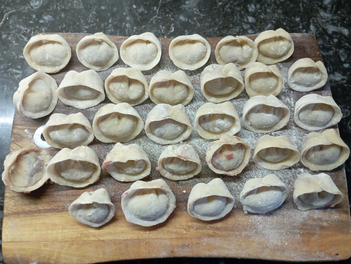 На пельмени было истрачено фарша не более 300 грамм. 