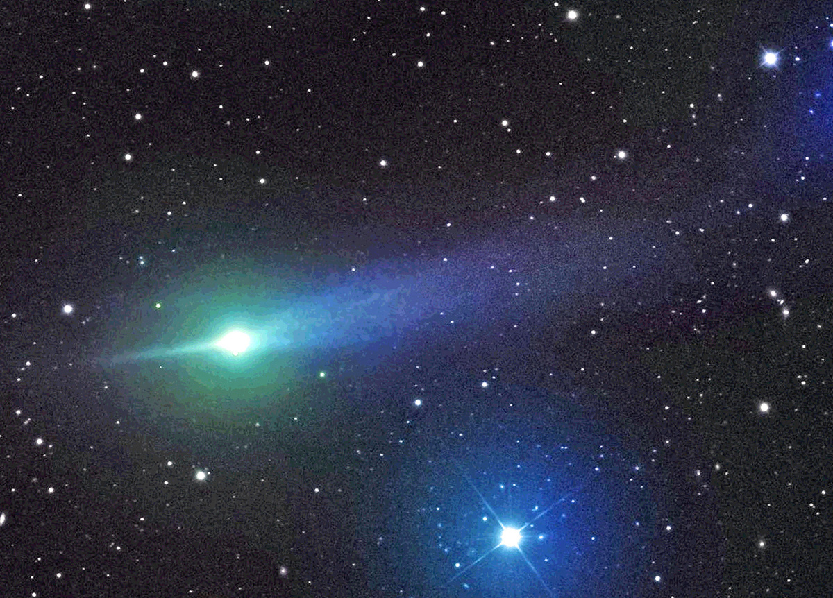 3I ATLAS на снимке от 1 декабря снова показал то, чего не объясняет ни одна естественная кометная модель — зелёный антихвост против солнечного ветра и синий хвост по ветру ставят астрономов в тупик