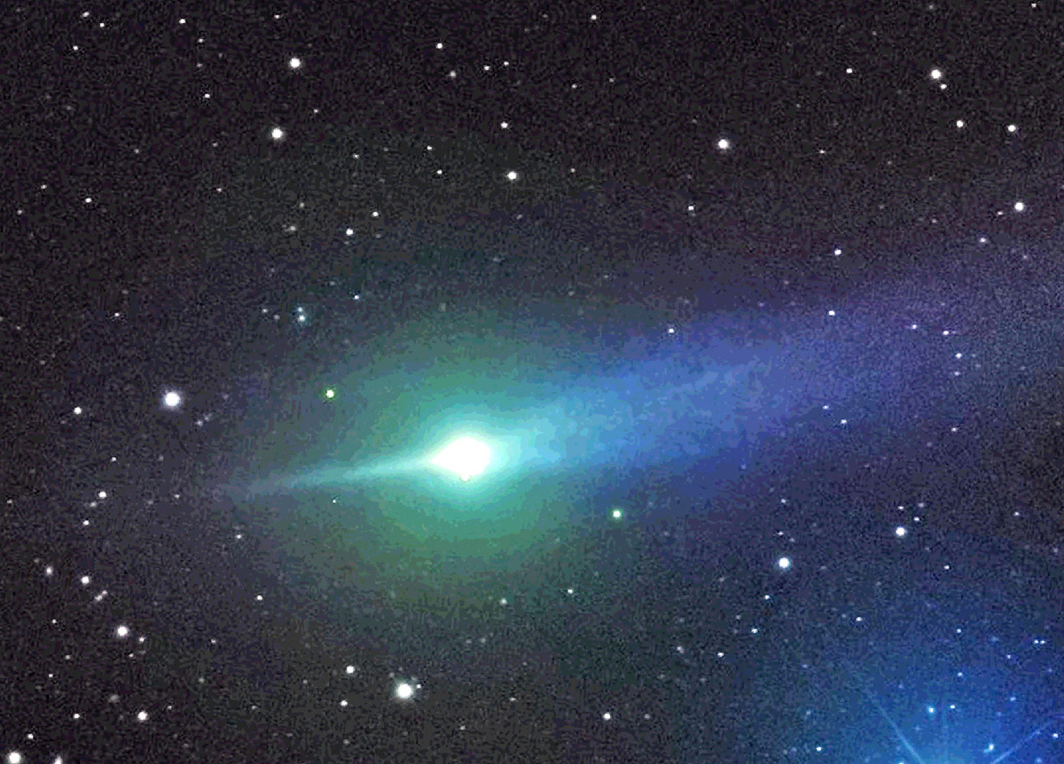 3I ATLAS на снимке от 1 декабря снова показал то, чего не объясняет ни одна естественная кометная модель — зелёный антихвост против солнечного ветра и синий хвост по ветру ставят астрономов в тупик