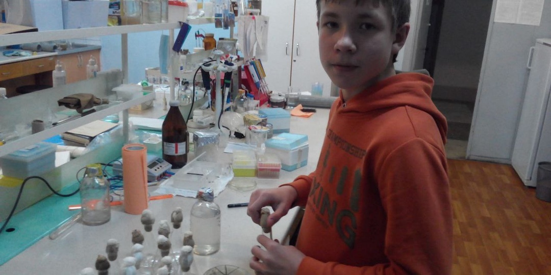 В этот день ровно 10 лет назад: юное дарование осваивает азы микробиологической науки