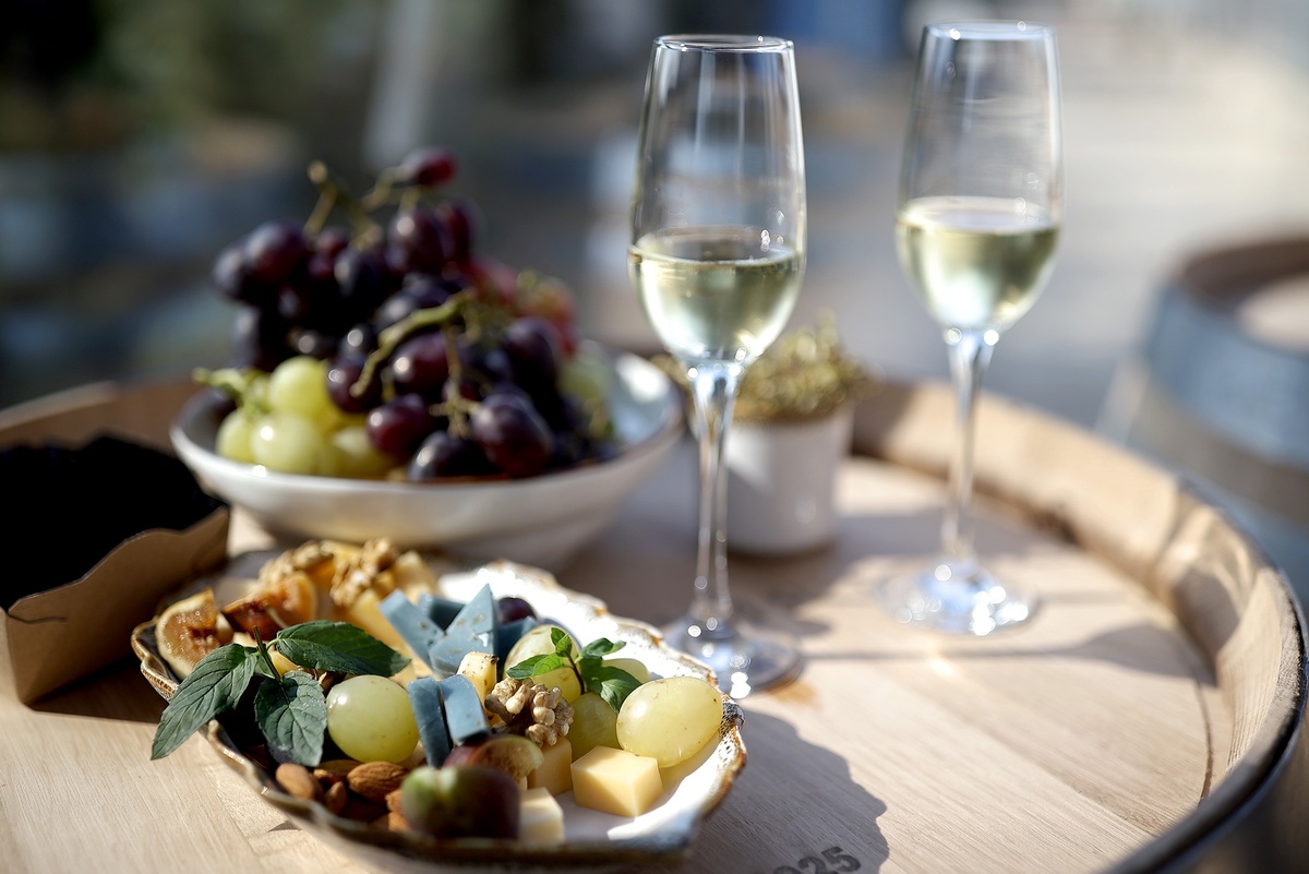    Под каждый удар часов нужно успеть съесть одну виноградину. / Фото: Виталий Тимкив / РИА Новости