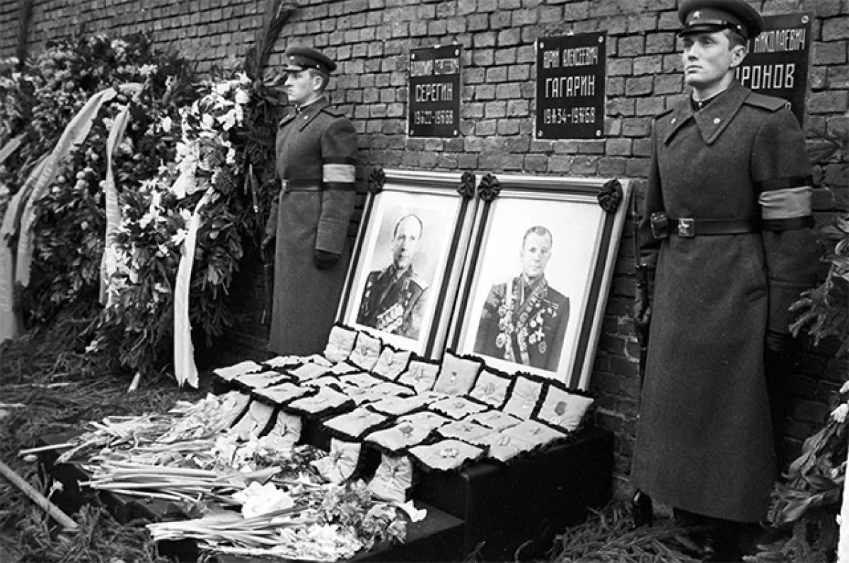 Похороны летчика-космонавта СССР Юрия Алексеевича Гагарина и летчика, инженера-полковника Владимира Сергеевича Серегина. 30 марта 1968 г. / Валерий Шустов / РИА Новости