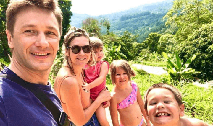 Александ Константинов с семьей