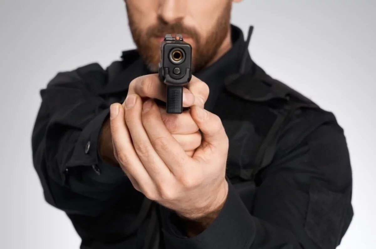    Мужчина нанял двух киллеров, которые расстреляли четырех человек.