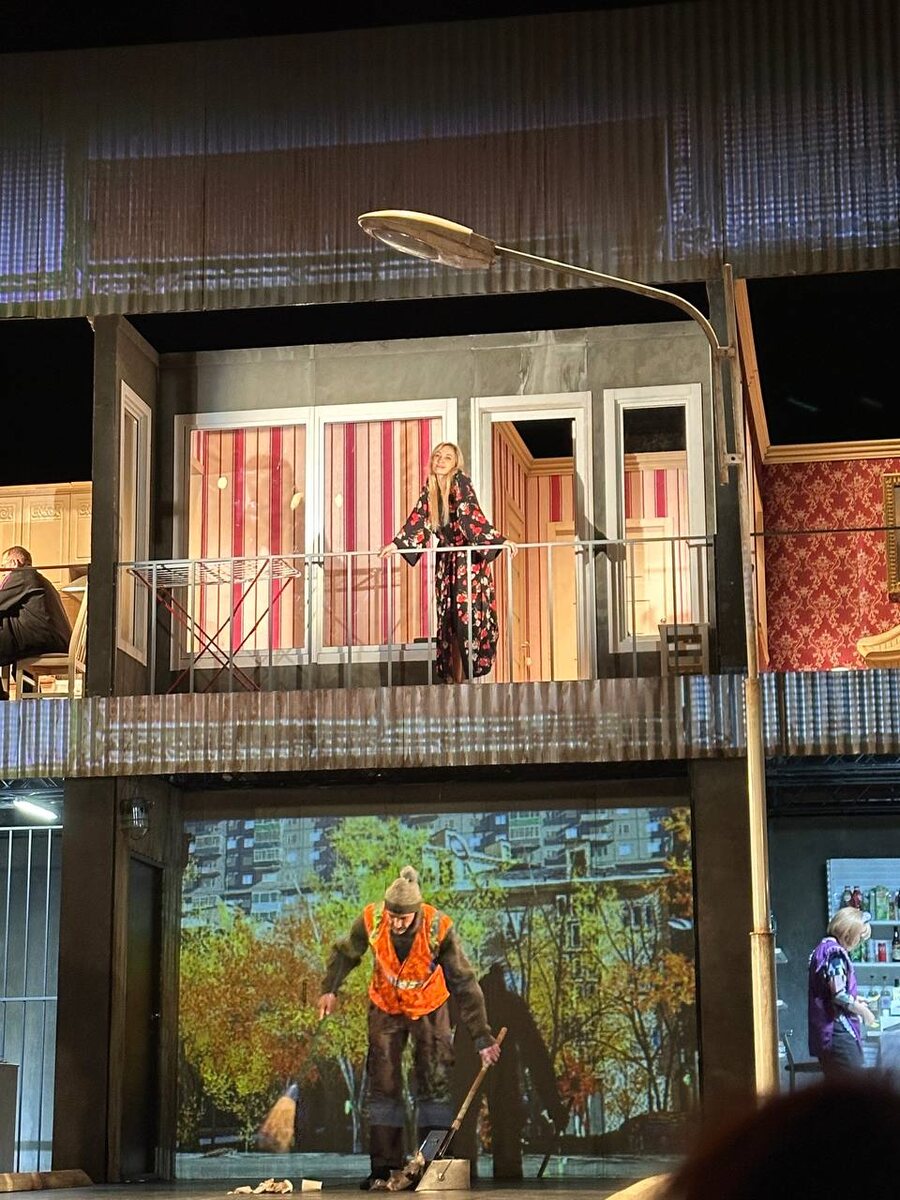 Сцена из спектакля «Леди Макбет Мценского уезда». Театр «Красный факел» Новосибирск. Фото автора.