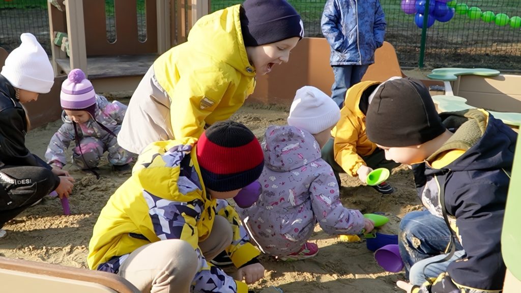    Из песка можно строить замки. Фото Сергея Курбана. Евгения Орлова