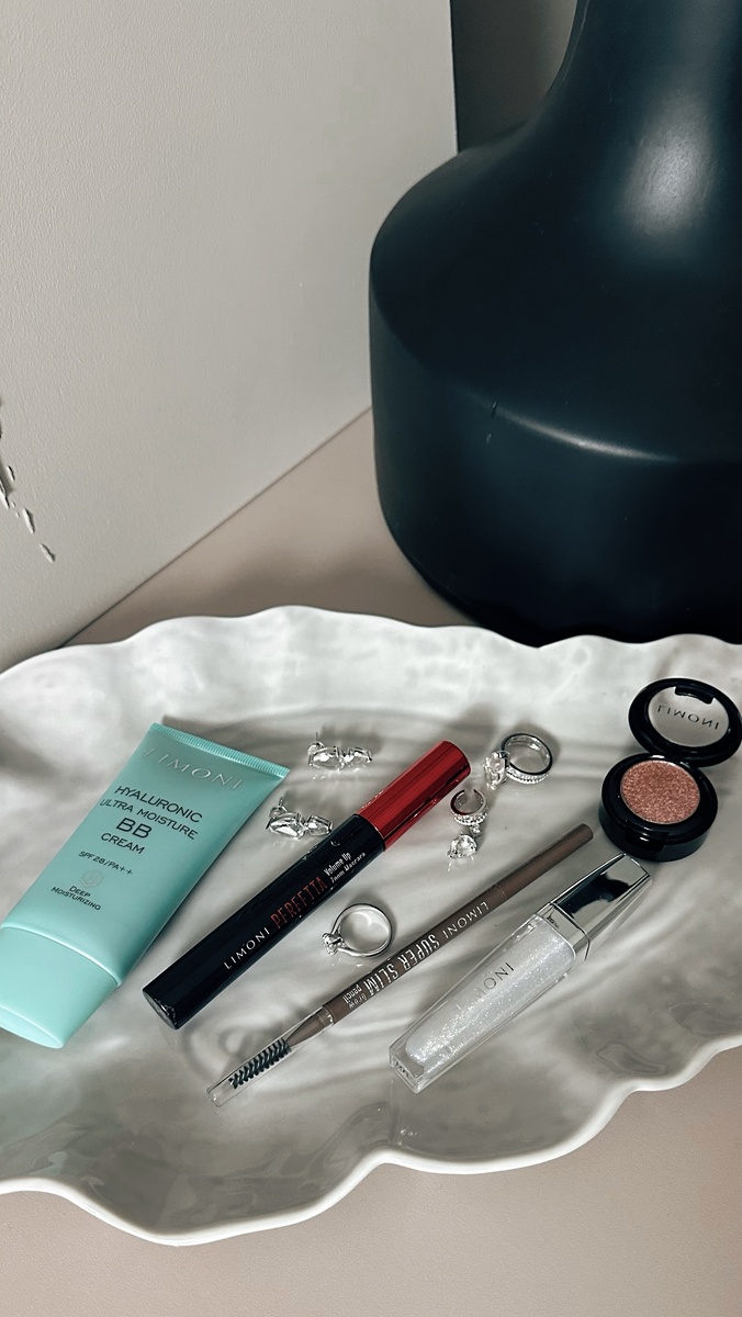 Если вы хотя бы месяцев восемь подписаны на канал, то наверное не удивитесь тому, что начну с обзор декоративной косметики с bb крема Limoni ❤️‍🔥