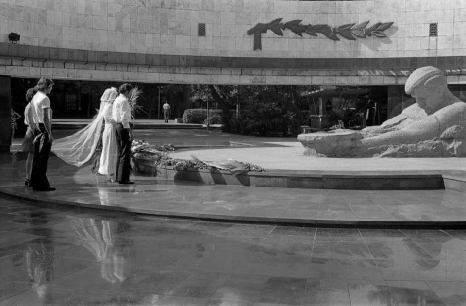 Молодожены в мемориальном комплексе "26 бакинских комиссаров". Изображение взято из открытых источников