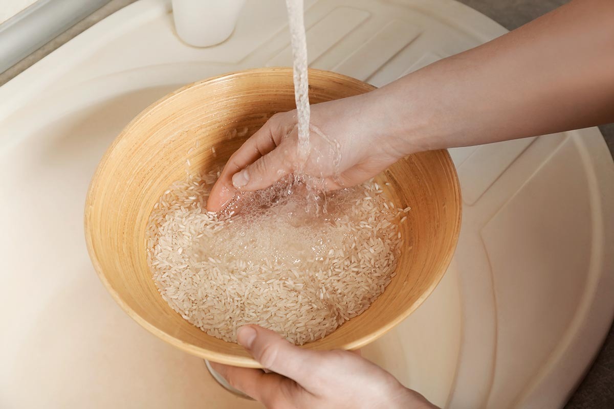 Shutterstock📷Промывают рис под холодной водой до прозрачной жидкости