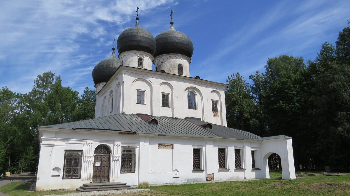 Источник: https://www.tripadvisor.ca/Attraction_Review-g298502-d6502493-Reviews-Nativity_of_the_Virgin_Cathedral_of_Antoniyev_Monastery_Museum-Veliky_Novgorod_No.html 